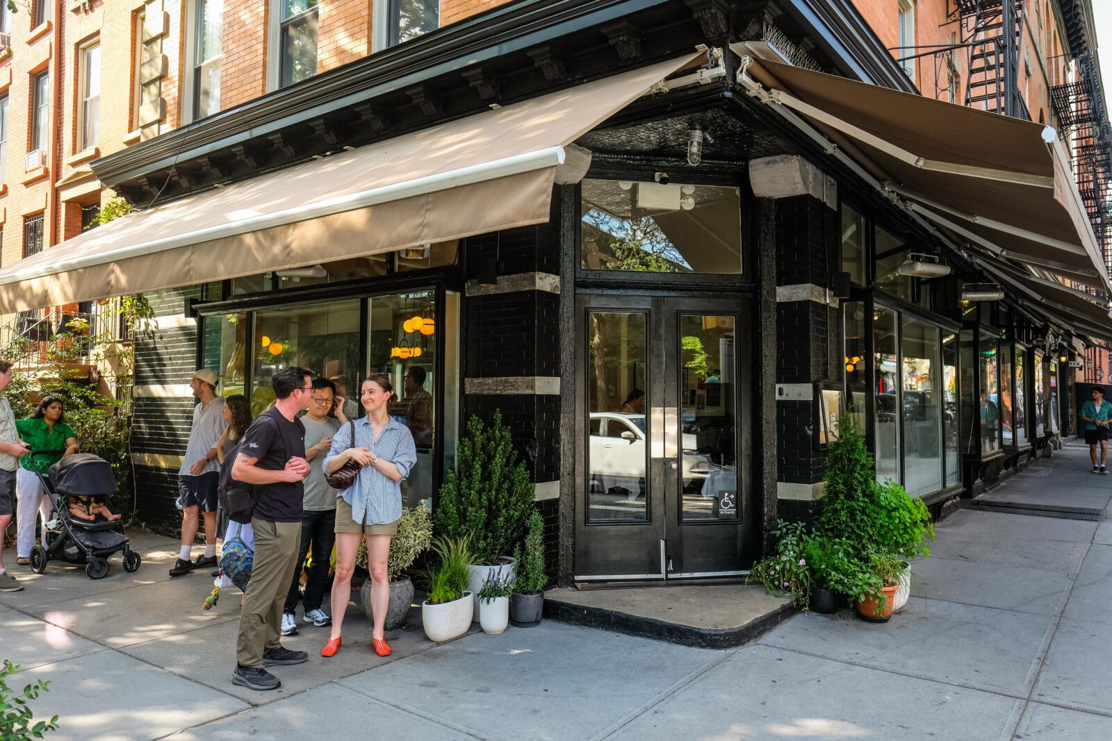 Lonnies, a Neighborhood Spot to Swoon Over, Opens in Boerum Hill